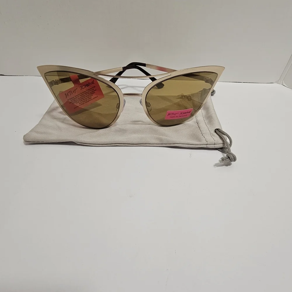 NWT Betsey Johnson Gold Cat Eye Sunglasses Metal Pink Heart Summer Festival - Picture 7 of 8